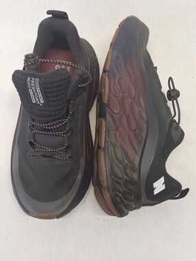 New Balance Women's Black and Brown Athletic Sneakers
